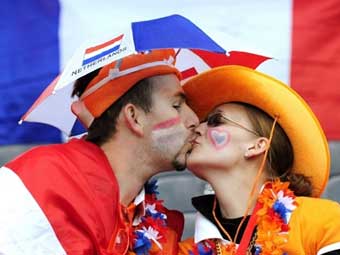 Болельщица сборной Голландии (справа) и болельщик сборной Франции. Фото (c)AFP