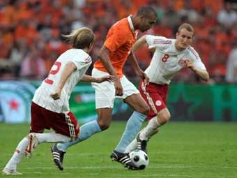 Эпизод матча Голландия - Дания. Фото (c)AFP