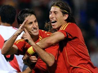Защитники сборной Испании Хоан Капдевилья (слева) и Серхио Рамос. Фото (c)AFP