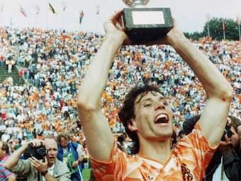 1988 год. Форвард сборной Голландии Марко ван Бастен с Кубком чемпионов Европы. Фото (c)AFP