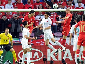 Эпизод матча Португалия - Турция. Фото (c)AFP