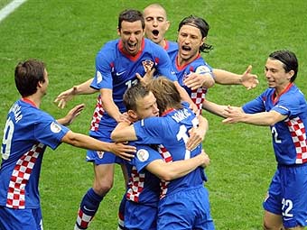 Футболисты сборной Хорватии празднуют гол в ворота австрийцев. Фото (c)AFP
