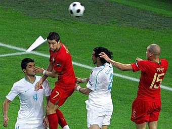 Эпизод матча Португалия - Турция. Фото (c)AFP