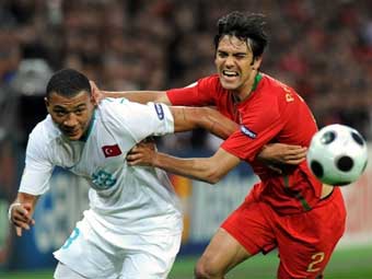 Казим Казим (слева) в матче Португалия - Турция. Фото (c)AFP