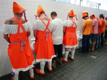 Болельщики сборной Голландии в мужском туалете. Фото (c)AFP