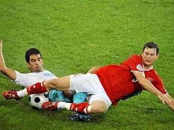 Эпизод матча Швейцария - Турция. Фото (c)AFP