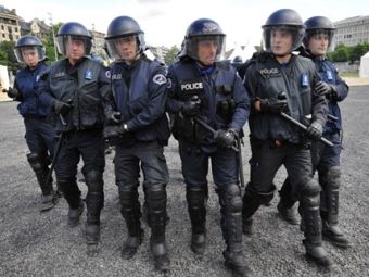 Швейцарские полицейские. Фото (c)AFP