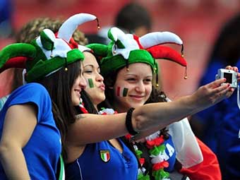 Болельщицы сборной Италии. Фото (c)AFP