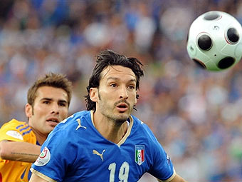Эпизод матча Италия - Румыния. Фото (c)AFP