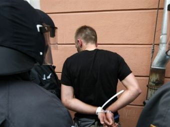 Полиция арестовывает фаната на Евро-2008. Фото (c)AFP