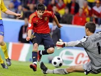 Форвард сборной Испании Давид Вилья (№7) забивает победный гол в ворота шведов. Фото (c)AFP