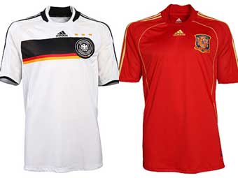 Футболки сборных Германии (слева) и Испании. Коллаж Lenta.Ru