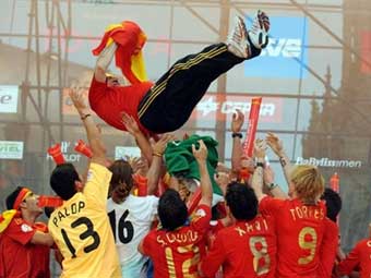 Футболисты сборной Испании качают Луиса Арагонеса. Фото (c)AFP