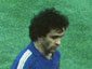 1984 год. Франция - Испания - 2:0. В игре лидер французской сборной Мишешь Платини (с мячом)