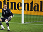 Вратарь сборной Швейцарии Диего Бенальо пропускает мяч