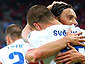 Футболисты сборной Чехии поздравляют Вацлава Сверкоша с победой