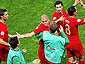 Футболисты сборной Португалии празднуют победу