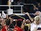 Главный тренер сборной Испании Луис Арагонес на руках своих игроков