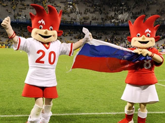 Талисманы Евро-2008 с российским флагом. Фото (c)AFP