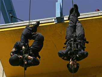 Тренировка полицейских на одном из объектов Евро-2008. Фото (c)AFP