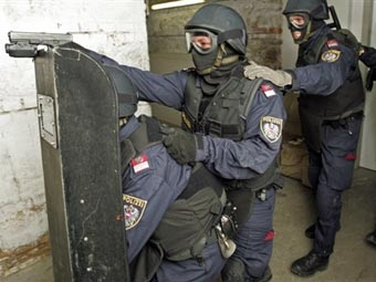 Учения полиции Австрии в преддверии Евро-2008. Фото © <a href=_http://lenta.ru/info/afp.htm_ target=__blank_>AFP</a>