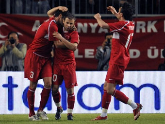 Футболисты сборной Турции празднуют гол в ворота словаков. Фото (c)AFP