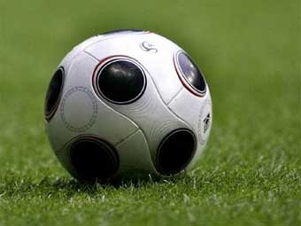 Официальный мяч Евро-2008. Фото (c)AFP