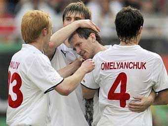 Футболисты сборной Белоруссии празднуют гол в ворота немцев. Фото (c)AFP