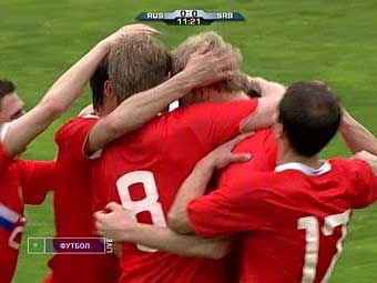 Футболисты сборной России празнуют первый гол в ворота сербов. Кадр канала _НТВ+ Футбол_