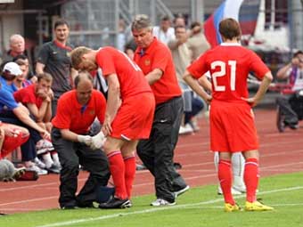 Павел Погребняк получает медицинскую помощь в матче с Сербией. Фото с сайта rfs.ru