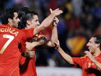 Футболисты сборной Испании отмечают гол Хоана Капдевильи. Фото (c)AFP