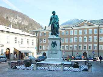 Памятник Моцарту в Зальцбурге. Фото с сайта telegarden.org