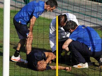 Врачи сборной Италии оказывают помощь Фабио Каннаваро. Фото (c)AFP