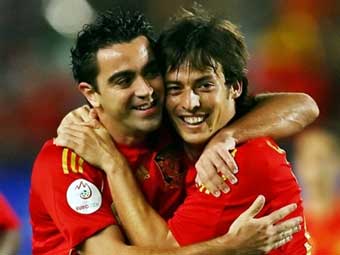 Футболисты сборной Испании Хави (слева) и Давид Сильва. Фото (c)AFP