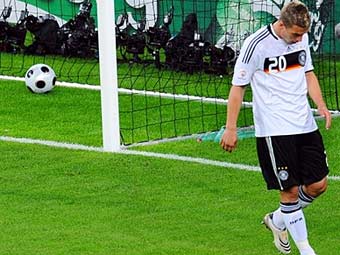 Лукаш Подольски. Мяч в воротах. Фото (c)AFP