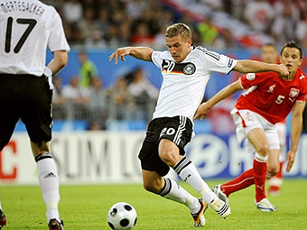 Эпизод матча Германия - Польша. Фото (c)AFP