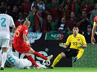 Пепе открывает счет в матче Португалия - Турция. Фото (c)AFP