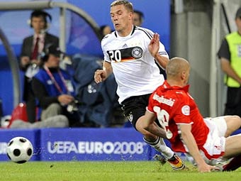Лукаш Подольски (№20) в матче Германия - Польша. Фото (c)AFP