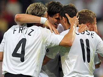 Футболисты сборной Германии празднуют гол в ворота поляков. Фото (c)AFP