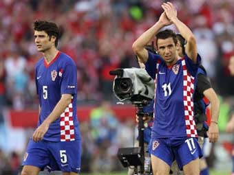 Футболисты сборной Хорватии Ведран Чорлука (№5) и Дарио Срна после матча с австрийцами. Фото (c)AFP