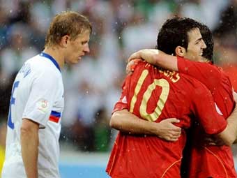 Сеск Фабрегас (№10) и Давид Вилья празднуют гол в ворота сборной России. Фото (c)AFP