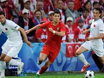 Криштиану Роналду (в центре) в матче со сборной Турции. Фото (c)AFP