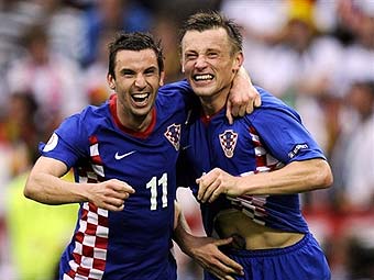 Дарио Срна (№11) и Ивица Олич празднуют гол в ворота немцев. Фото (c)AFP