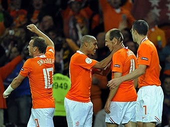 Футболисты сборной Голландии празднуют гол в ворота французов. Фото (c)AFP