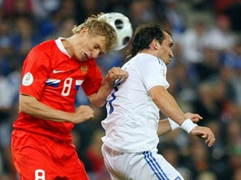 Теофанис Гекас (справа) в матче Греция - Россия. Фото (c)AFP