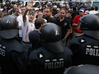 Болельщики сборной Германии и полиция. Фото (c)AFP