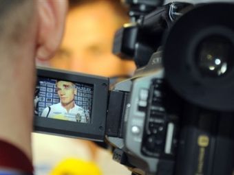 Видеооператор с камерой на Евро-2008. Фото (c)AFP