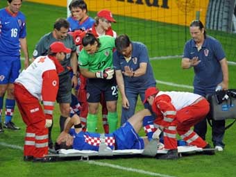 Дарио Кнежевич (на носилках) в матче Польша - Хорватия. Фото (c)AFP