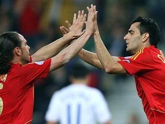 Футболисты сборной Испании празднуют гол в ворота греков. Фото (с) AFP