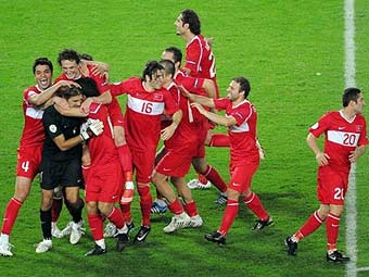 Футболисты сборной Турции празднуют победу над хорватами. Фото (c)AFP